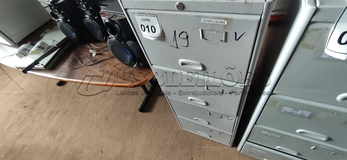 LOTE 010 - 01 ARQUIVO DE AÇO 04 GAVETAS. (NO ESTADO) ATENÇÃO! FAZER A VISITAÇÃO ANTES DE ARREMATAR, NÃO SABEMOS SE FUNCIONA, LEILÃO NÃO TEM GARANTIA E NEM DEVOLUÇÃO, SUJEITO A POSSÍVEIS AVARIAS VISÍVEIS/OCULTAS E/OU AUSÊNCIA DE COMPONENTES.