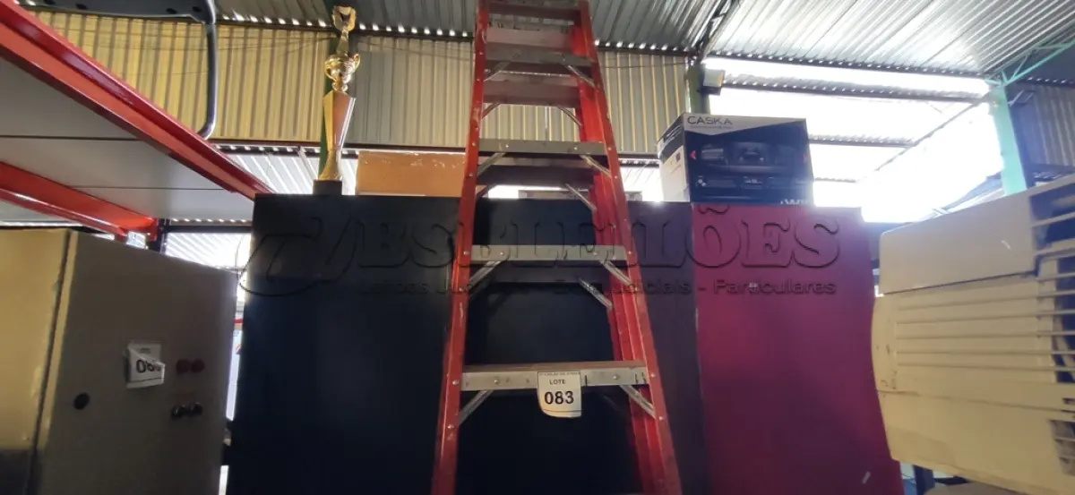 LOTE 083 - 01 ESCADA TESOURA. (NO ESTADO) ATENÇÃO! FAZER A VISITAÇÃO ANTES DE ARREMATAR, NÃO SABEMOS SE FUNCIONA, LEILÃO NÃO TEM GARANTIA E NEM DEVOLUÇÃO, SUJEITO A POSSÍVEIS AVARIAS VISÍVEIS/OCULTAS E/OU AUSÊNCIA DE COMPONENTES.