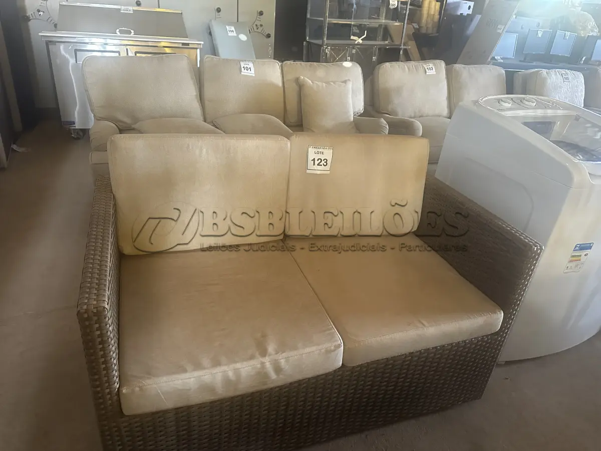 LOTE 123 - 01 SOFÁ DE JARDIM. (NO ESTADO EM QUE SE ENCONTRA. SUJEITO A AVARIAS OCULTAS/VISÍVEIS.) BH1539E