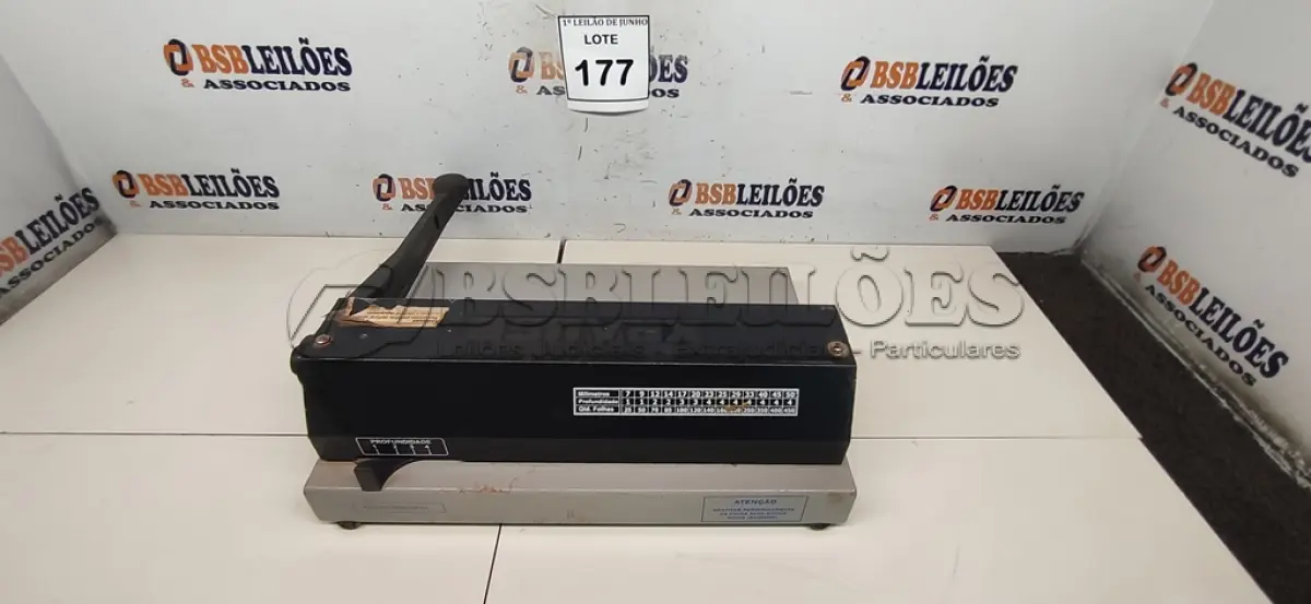 LOTE 177 - 01 ENCADERNADORA MARCA KRAUSER. (NO ESTADO) ATENÇÃO! FAZER A VISITAÇÃO ANTES DE ARREMATAR, NÃO SABEMOS SE FUNCIONA, LEILÃO NÃO TEM GARANTIA E NEM DEVOLUÇÃO, SUJEITO A POSSÍVEIS AVARIAS VISÍVEIS/OCULTAS E/OU AUSÊNCIA DE COMPONENTES.
