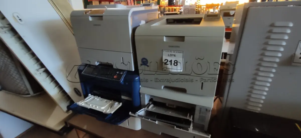 LOTE 218 - 04 IMPRESSORAS SENDO 02 ML-3561ND, 01 ML-4551ND MARCA SAMSUNG E 01 PHASER4600 MARCA XEROX. (NO ESTADO) ATENÇÃO! FAZER A VISITAÇÃO ANTES DE ARREMATAR, NÃO SABEMOS SE FUNCIONA, LEILÃO NÃO TEM GARANTIA E NEM DEVOLUÇÃO, SUJEITO A POSSÍVEIS AVARIAS VISÍVEIS/OCULTAS E/OU AUSÊNCIA DE COMPONENTES.