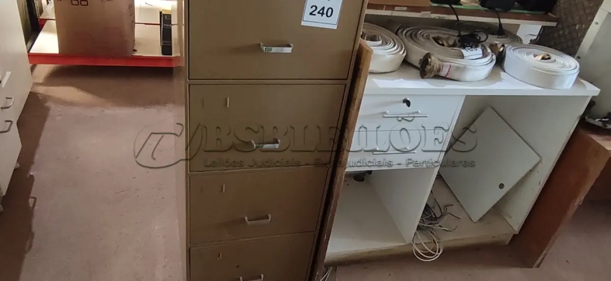 LOTE 240 - 01 ARQUIVO DE AÇO 04 GAVETAS. (NO ESTADO) ATENÇÃO! FAZER A VISITAÇÃO ANTES DE ARREMATAR, NÃO SABEMOS SE FUNCIONA, LEILÃO NÃO TEM GARANTIA E NEM DEVOLUÇÃO, SUJEITO A POSSÍVEIS AVARIAS VISÍVEIS/OCULTAS E/OU AUSÊNCIA DE COMPONENTES.