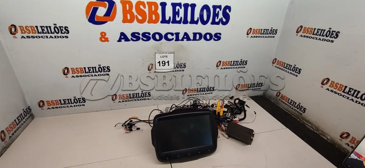 LOTE 191 - 01 CENTRAL DE MÍDIA AUTOMOTIVA MARCA ONE. (NO ESTADO) ATENÇÃO! FAZER A VISITAÇÃO ANTES DE ARREMATAR, NÃO SABEMOS SE FUNCIONA, LEILÃO NÃO TEM GARANTIA E NEM DEVOLUÇÃO, SUJEITO A POSSÍVEIS AVARIAS VISÍVEIS/OCULTAS E/OU AUSÊNCIA DE COMPONENTES.