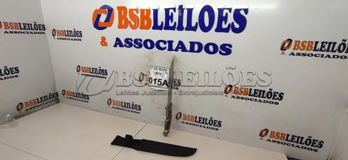 LOTE 015 - 01 FACA IMPORTADA AÇO INOXIDÁVEL CABO EM MADEIRA COM POMO CABEÇA DE ONÇA FULL TANG BAINHA DE NYLON TAMANHO TOTAL 34CM PESO 342G JÁ AFIADA (NOVO) (NO ESTADO) ATENÇÃO! FAZER A VISITAÇÃO ANTES DE ARREMATAR, NÃO SABEMOS SE FUNCIONA. LEILÃO NÃO TEM GARANTIA E NEM DEVOLUÇÃO, SUJEITO A POSSÍVEIS AVARIAS VISÍVEIS/OCULTAS E/OU AUSÊNCIA DE COMPONENTES.