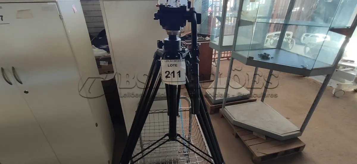 LOTE 211 - 01 TRIPÉ FOTOGRÁFICO MARCA MANFROTTO.  (NO ESTADO) ATENÇÃO! FAZER A VISITAÇÃO ANTES DE ARREMATAR, NÃO SABEMOS SE FUNCIONA, LEILÃO NÃO TEM GARANTIA E NEM DEVOLUÇÃO, SUJEITO A POSSÍVEIS AVARIAS VISÍVEIS/OCULTAS E/OU AUSÊNCIA DE COMPONENTES.