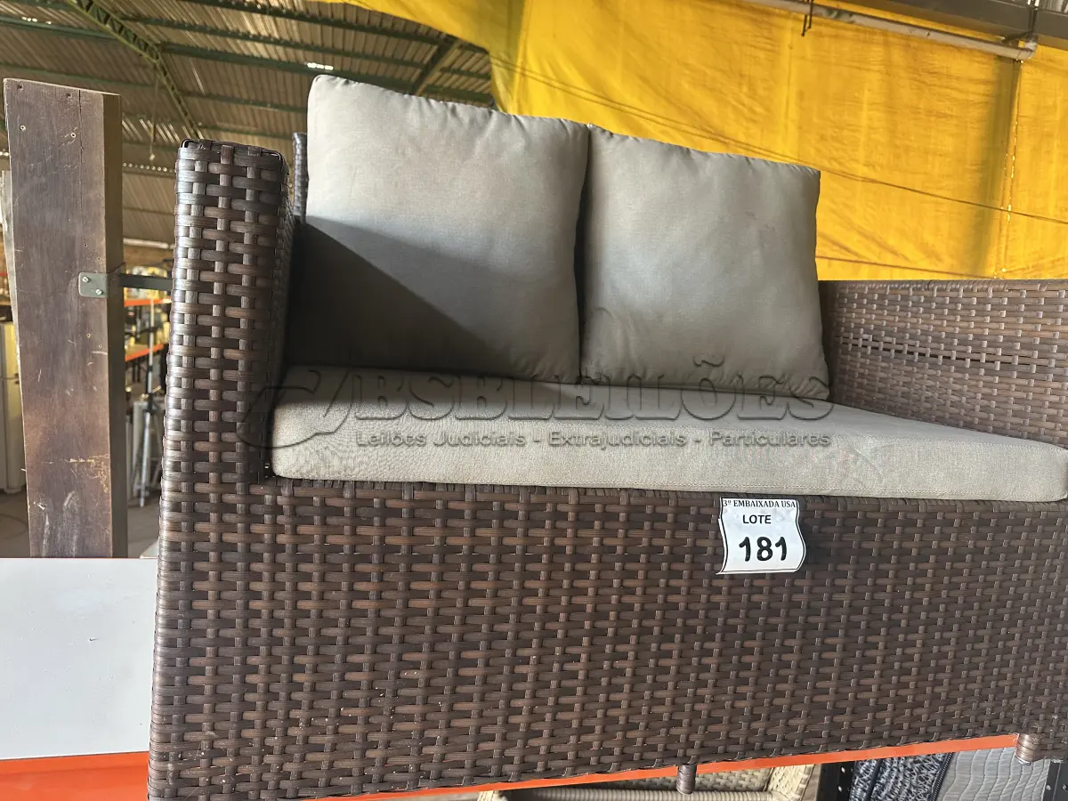 LOTE 181 - 01 SOFÁ DE JARDIM. (NO ESTADO EM QUE SE ENCONTRA. SUJEITO A AVARIAS OCULTAS/VISÍVEIS.) BH1553C