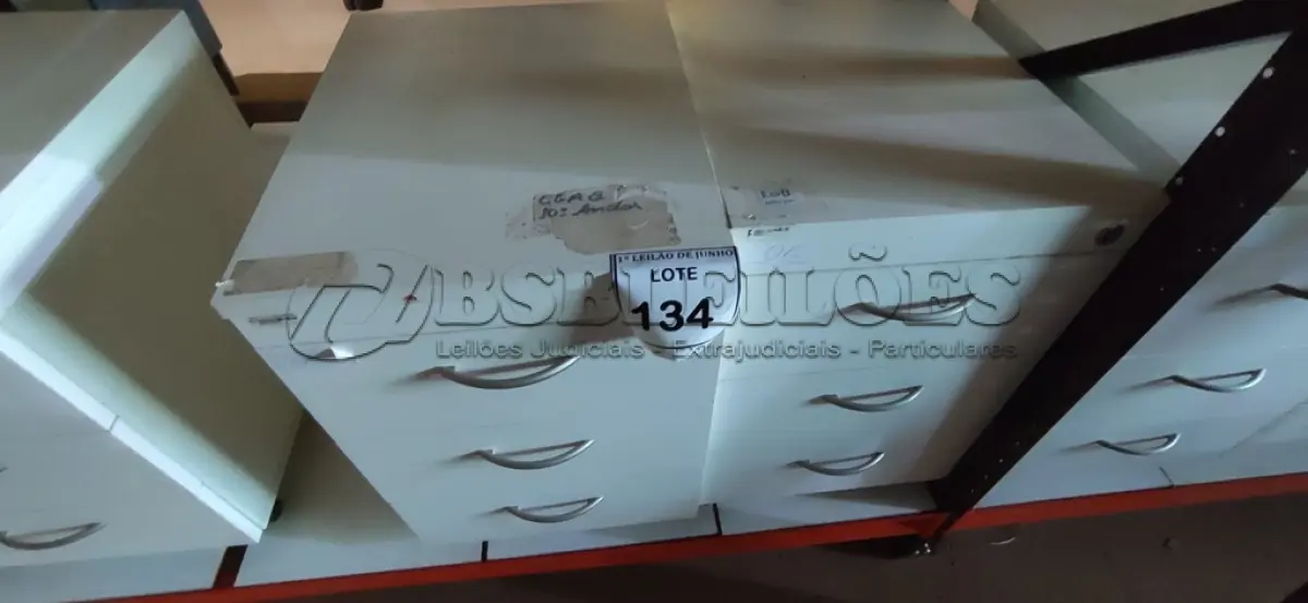 LOTE 134 - 02 GAVETEIROS DE ESCRITÓRIO. (NO ESTADO) ATENÇÃO! FAZER A VISITAÇÃO ANTES DE ARREMATAR, NÃO SABEMOS SE FUNCIONA, LEILÃO NÃO TEM GARANTIA E NEM DEVOLUÇÃO, SUJEITO A POSSÍVEIS AVARIAS VISÍVEIS/OCULTAS E/OU AUSÊNCIA DE COMPONENTES.