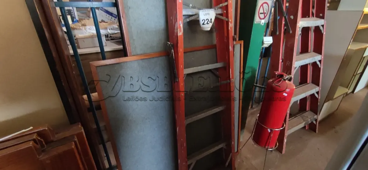 LOTE 224 - 01 ESCADA TESOURA. (NO ESTADO) ATENÇÃO! FAZER A VISITAÇÃO ANTES DE ARREMATAR, NÃO SABEMOS SE FUNCIONA, LEILÃO NÃO TEM GARANTIA E NEM DEVOLUÇÃO, SUJEITO A POSSÍVEIS AVARIAS VISÍVEIS/OCULTAS E/OU AUSÊNCIA DE COMPONENTES.