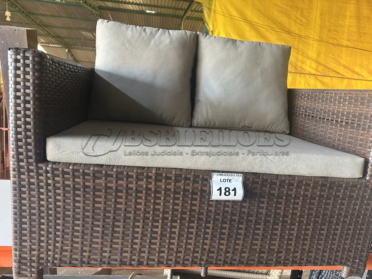 LOTE 181 - 01 SOFÁ DE JARDIM. (NO ESTADO EM QUE SE ENCONTRA. SUJEITO A AVARIAS OCULTAS/VISÍVEIS.) BH1553C