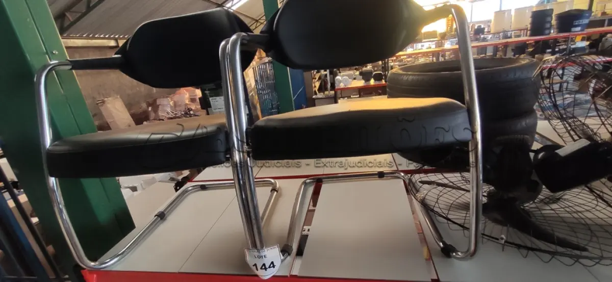 LOTE 144 - 02 CADEIRAS PARA ESCRITÓRIO PÉS FIXOS. (NO ESTADO) ATENÇÃO! FAZER A VISITAÇÃO ANTES DE ARREMATAR, NÃO SABEMOS SE FUNCIONA, LEILÃO NÃO TEM GARANTIA E NEM DEVOLUÇÃO, SUJEITO A POSSÍVEIS AVARIAS VISÍVEIS/OCULTAS E/OU AUSÊNCIA DE COMPONENTES.