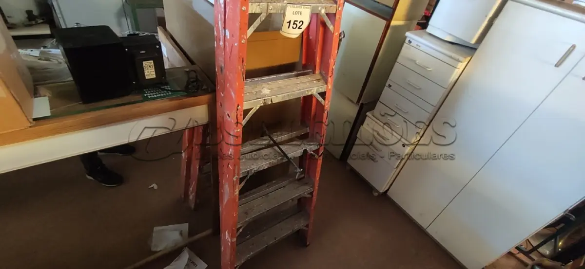 LOTE 152 - 01 ESCADA TESOURA. (NO ESTADO) ATENÇÃO! FAZER A VISITAÇÃO ANTES DE ARREMATAR, NÃO SABEMOS SE FUNCIONA, LEILÃO NÃO TEM GARANTIA E NEM DEVOLUÇÃO, SUJEITO A POSSÍVEIS AVARIAS VISÍVEIS/OCULTAS E/OU AUSÊNCIA DE COMPONENTES.