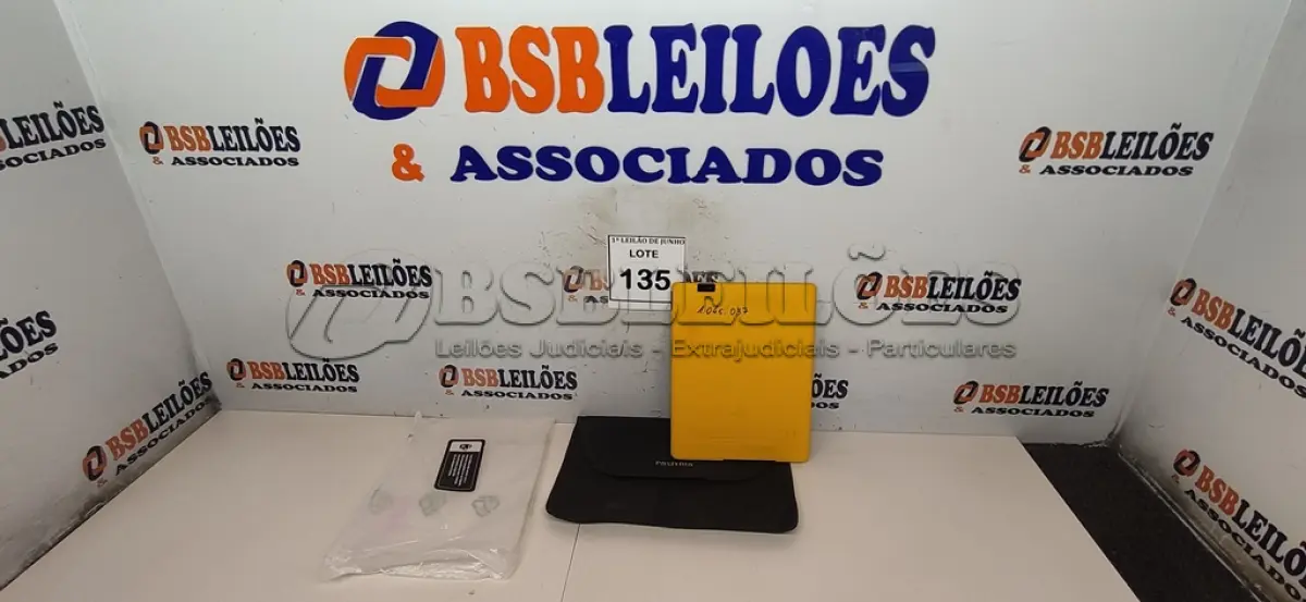 LOTE 135 - 01 TABLET SEM FONTE COM CASE MARCA POSITIVO. (NO ESTADO) ATENÇÃO! FAZER A VISITAÇÃO ANTES DE ARREMATAR, NÃO SABEMOS SE FUNCIONA, LEILÃO NÃO TEM GARANTIA E NEM DEVOLUÇÃO, SUJEITO A POSSÍVEIS AVARIAS VISÍVEIS/OCULTAS E/OU AUSÊNCIA DE COMPONENTES.