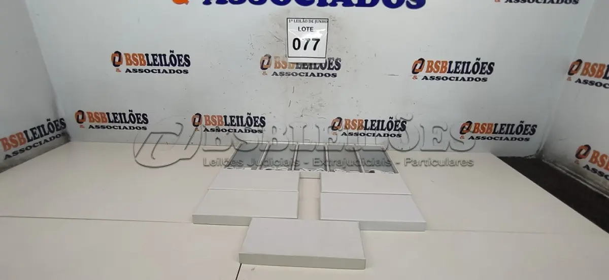 LOTE 077 - 05 BATERIAS METÁLICAS. (NO ESTADO) ATENÇÃO! FAZER A VISITAÇÃO ANTES DE ARREMATAR, NÃO SABEMOS SE FUNCIONA, LEILÃO NÃO TEM GARANTIA E NEM DEVOLUÇÃO, SUJEITO A POSSÍVEIS AVARIAS VISÍVEIS/OCULTAS E/OU AUSÊNCIA DE COMPONENTES.