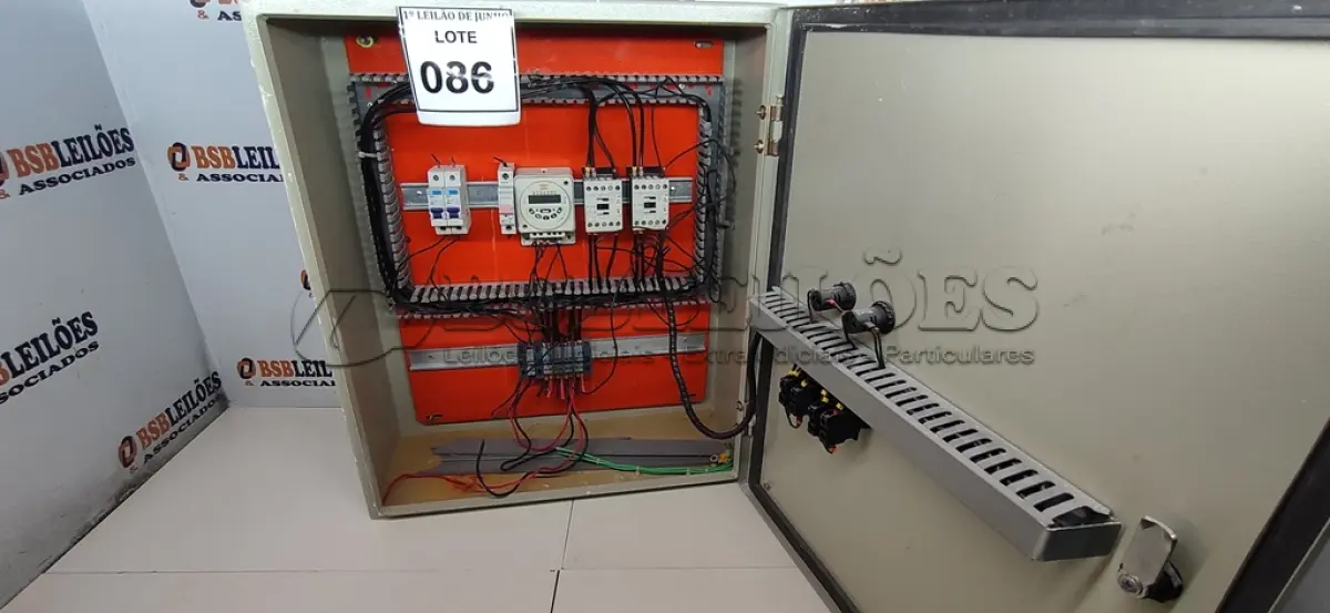 LOTE 086 - 01 QUADRO ELÉTRICO. (NO ESTADO) ATENÇÃO! FAZER A VISITAÇÃO O ANTES DE ARREMATAR, NÃO SABEMOS SE FUNCIONA, LEILÃO NÃO TEM GARANTIA E NEM DEVOLUÇÃO, SUJEITO A POSSÍVEIS AVARIAS VISÍVEIS/OCULTAS E/OU AUSÊNCIA DE COMPONENTES.