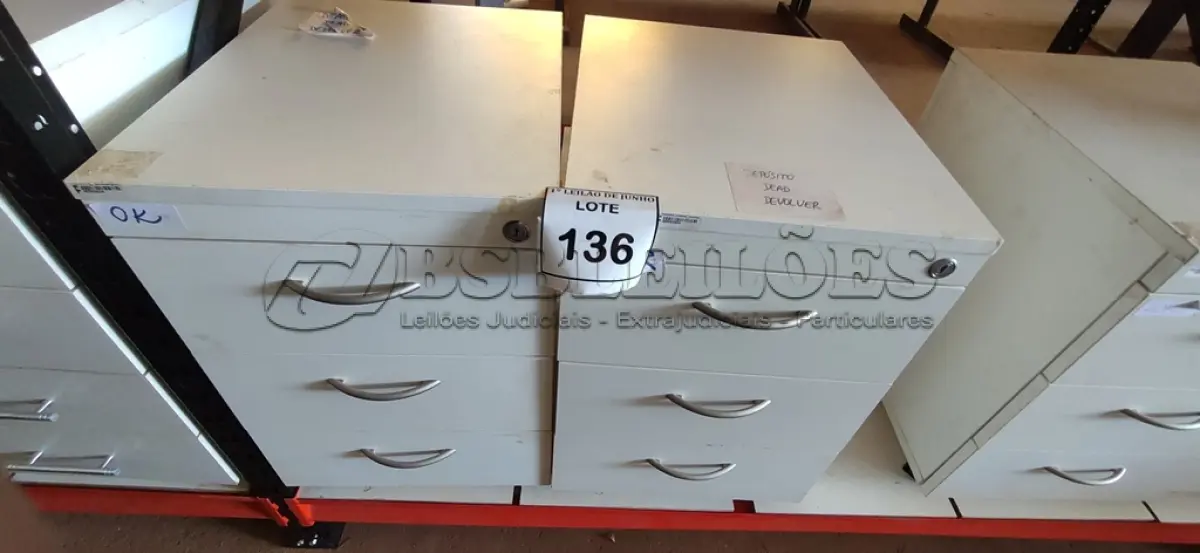 LOTE 136 - 02 GAVETEIROS DE ESCRITÓRIO. (NO ESTADO) ATENÇÃO! FAZER A VISITAÇÃO ANTES DE ARREMATAR, NÃO SABEMOS SE FUNCIONA, LEILÃO NÃO TEM GARANTIA E NEM DEVOLUÇÃO, SUJEITO A POSSÍVEIS AVARIAS VISÍVEIS/OCULTAS E/OU AUSÊNCIA DE COMPONENTES.