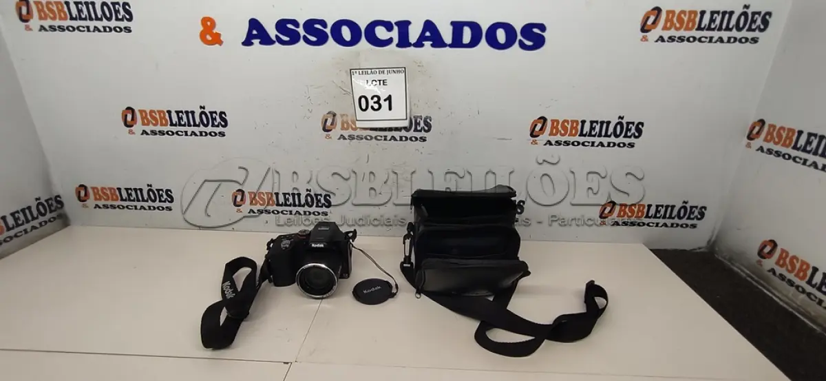 LOTE 031 - 01 MÁQUINA FOTOGRÁFICA FULL HD 1080 A PILHA MARCA KODAK COM CASE. (NO ESTADO) ATENÇÃO! FAZER A VISITAÇÃO ANTES DE ARREMATAR, NÃO SABEMOS SE FUNCIONA, LEILÃO NÃO TEM GARANTIA E NEM DEVOLUÇÃO, SUJEITO A POSSÍVEIS AVARIAS VISÍVEIS/OCULTAS E/OU AUSÊNCIA DE COMPONENTES.