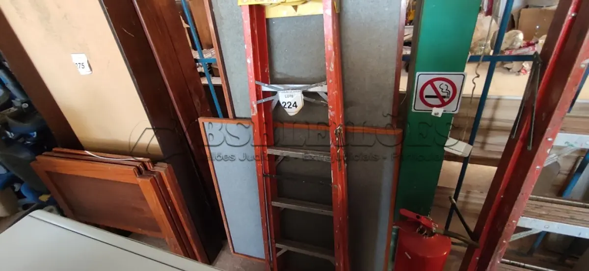 LOTE 224 - 01 ESCADA TESOURA. (NO ESTADO) ATENÇÃO! FAZER A VISITAÇÃO ANTES DE ARREMATAR, NÃO SABEMOS SE FUNCIONA, LEILÃO NÃO TEM GARANTIA E NEM DEVOLUÇÃO, SUJEITO A POSSÍVEIS AVARIAS VISÍVEIS/OCULTAS E/OU AUSÊNCIA DE COMPONENTES.
