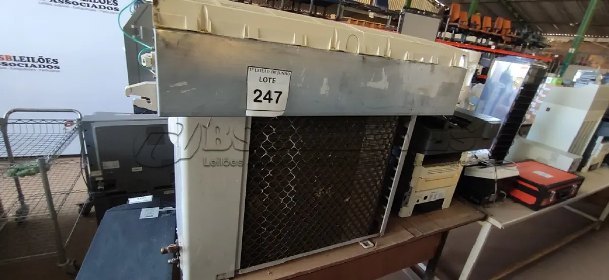 LOTE 247 - 01 CONDENSADORA DE AR 18000 BTU E 01 EVAPORADORA COM AVARIAS MARCA CARRIER. (NO ESTADO) ATENÇÃO! FAZER A VISITAÇÃO ANTES DE ARREMATAR, NÃO SABEMOS SE FUNCIONA, LEILÃO NÃO TEM GARANTIA E NEM DEVOLUÇÃO, SUJEITO A POSSÍVEIS AVARIAS VISÍVEIS/OCULTAS E/OU AUSÊNCIA DE COMPONENTES.