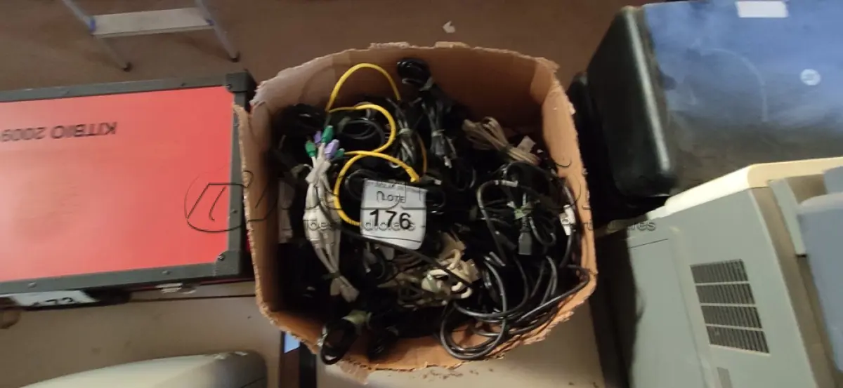 LOTE 176 - 01 LOTE COM CABOS DE CONEXÃO DIVERSOS. (NO ESTADO) ATENÇÃO! FAZER A VISITAÇÃO ANTES DE ARREMATAR, NÃO SABEMOS SE FUNCIONA, LEILÃO NÃO TEM GARANTIA E NEM DEVOLUÇÃO, SUJEITO A POSSÍVEIS AVARIAS VISÍVEIS/OCULTAS E/OU AUSÊNCIA DE COMPONENTES.
