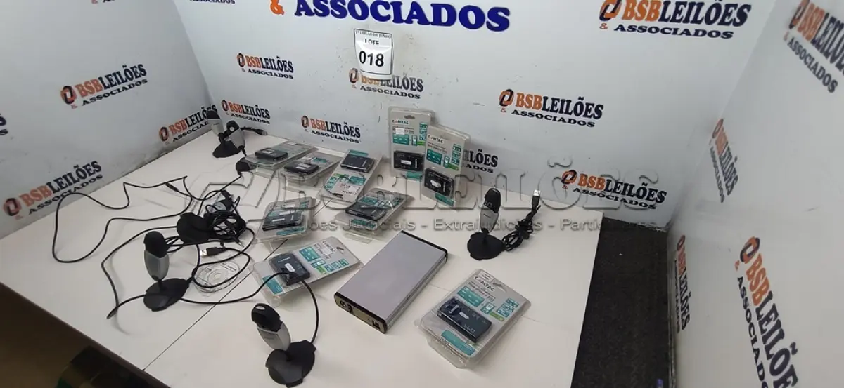 LOTE 018 - 09 LEITORES DE CARTÃO DE MEMÓRIA, 01 CASE PRA HD EXTERNO 3.5’’ E 06 MICROFONES. ATENÇÃO! FAZER A VISITAÇÃO ANTES DE ARREMATAR, NÃO SABEMOS SE FUNCIONA, LEILÃO NÃO TEM GARANTIA E NEM DEVOLUÇÃO, SUJEITO A POSSÍVEIS AVARIAS VISÍVEIS/OCULTAS E/OU AUSÊNCIA DE COMPONENTES.