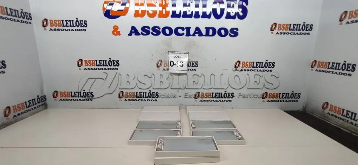 LOTE 043 - 05 BATERIAS METÁLICAS. (NO ESTADO) ATENÇÃO! FAZER A VISITAÇÃO ANTES DE ARREMATAR, NÃO SABEMOS SE FUNCIONA, LEILÃO NÃO TEM GARANTIA E NEM DEVOLUÇÃO, SUJEITO A POSSÍVEIS AVARIAS VISÍVEIS/OCULTAS E/OU AUSÊNCIA DE COMPONENTES.