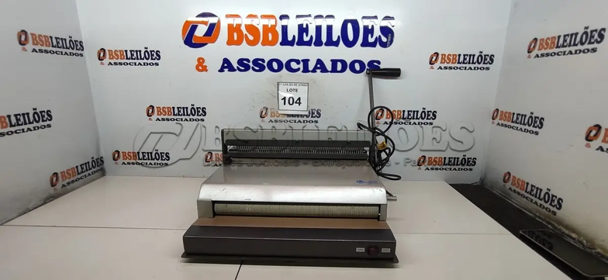 LOTE 104 - 01 ENCADERNADORA LASSANE.  (NO ESTADO) ATENÇÃO! FAZER A VISITAÇÃO ANTES DE ARREMATAR, NÃO SABEMOS SE FUNCIONA, LEILÃO NÃO TEM GARANTIA E NEM DEVOLUÇÃO, SUJEITO A POSSÍVEIS AVARIAS VISÍVEIS/OCULTAS E/OU AUSÊNCIA DE COMPONENTES.