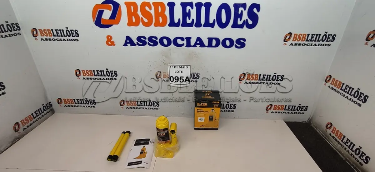 LOTE 095 - 01 MACACO HIDRÁULICO MANUAL TIPO GARRAFA PORTÁTIL SUPORTA 2 TONELADAS   (NOVO) (NO ESTADO) ATENÇÃO! FAZER A VISITAÇÃO ANTES DE ARREMATAR, NÃO SABEMOS SE FUNCIONA. LEILÃO NÃO TEM GARANTIA E NEM DEVOLUÇÃO, SUJEITO A POSSÍVEIS AVARIAS VISÍVEIS/OCULTAS E/OU AUSÊNCIA DE COMPONENTES.