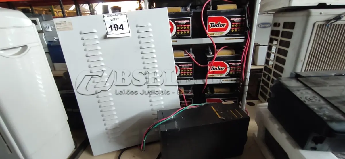 LOTE 194 - 01 NOBREAK MARCA LACERDA E UM BANCO DE BATERIAS COM 06 BATERIAS. (NO ESTADO) ATENÇÃO! FAZER A VISITAÇÃO ANTES DE ARREMATAR, NÃO SABEMOS SE FUNCIONA, LEILÃO NÃO TEM GARANTIA E NEM DEVOLUÇÃO, SUJEITO A POSSÍVEIS AVARIAS VISÍVEIS/OCULTAS E/OU AUSÊNCIA DE COMPONENTES.