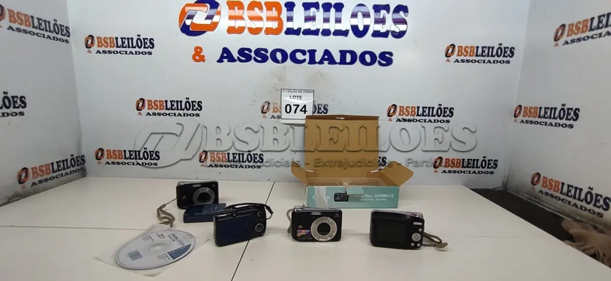 LOTE 074 - 04 CÂMERAS DIGITAIS E 01 CARREGADOR PRA BATERIA. (NO ESTADO) ATENÇÃO! FAZER A VISITAÇÃO ANTES DE ARREMATAR, NÃO SABEMOS SE FUNCIONA, LEILÃO NÃO TEM GARANTIA E NEM DEVOLUÇÃO, SUJEITO A POSSÍVEIS AVARIAS VISÍVEIS/OCULTAS E/OU AUSÊNCIA DE COMPONENTES.