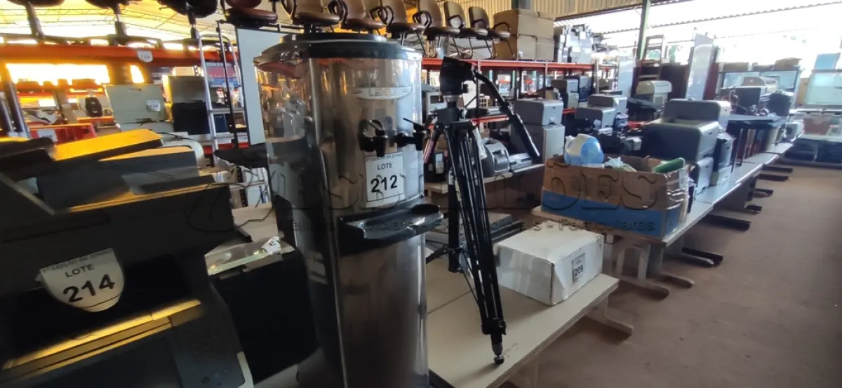 LOTE 212 - 01 BEBEDOURO VERTICAL INOX LIBEL PARA GARRAFÃO. (NO ESTADO) ATENÇÃO! FAZER A VISITAÇÃO ANTES DE ARREMATAR, NÃO SABEMOS SE FUNCIONA, LEILÃO NÃO TEM GARANTIA E NEM DEVOLUÇÃO, SUJEITO A POSSÍVEIS AVARIAS VISÍVEIS/OCULTAS E/OU AUSÊNCIA DE COMPONENTES.