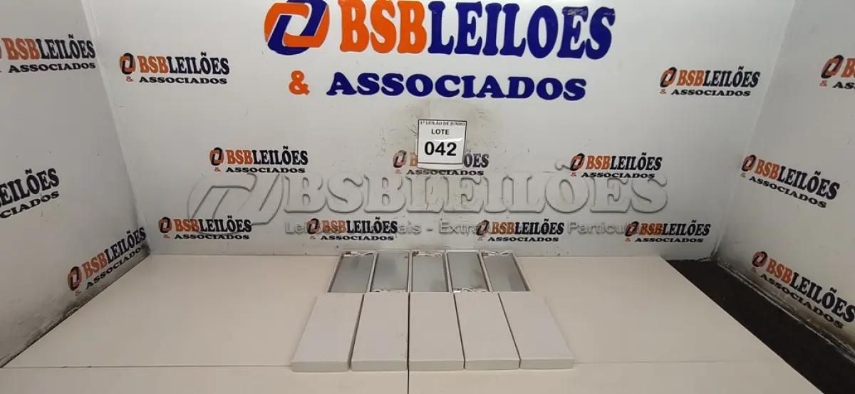 LOTE 042 - 05 BATERIAS METÁLICAS. (NO ESTADO) ATENÇÃO! FAZER A VISITAÇÃO ANTES DE ARREMATAR, NÃO SABEMOS SE FUNCIONA, LEILÃO NÃO TEM GARANTIA E NEM DEVOLUÇÃO, SUJEITO A POSSÍVEIS AVARIAS VISÍVEIS/OCULTAS E/OU AUSÊNCIA DE COMPONENTES.