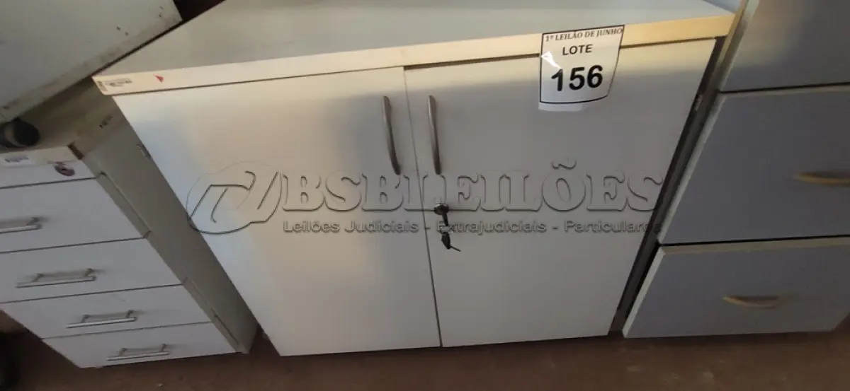 LOTE 156 - 01 ARMÁRIO DE ARQUIVO E 01 ARMÁRIO BAIXO. (NO ESTADO) ATENÇÃO! FAZER A VISITAÇÃO ANTES DE ARREMATAR, NÃO SABEMOS SE FUNCIONA, LEILÃO NÃO TEM GARANTIA E NEM DEVOLUÇÃO, SUJEITO A POSSÍVEIS AVARIAS VISÍVEIS/OCULTAS E/OU AUSÊNCIA DE COMPONENTES.