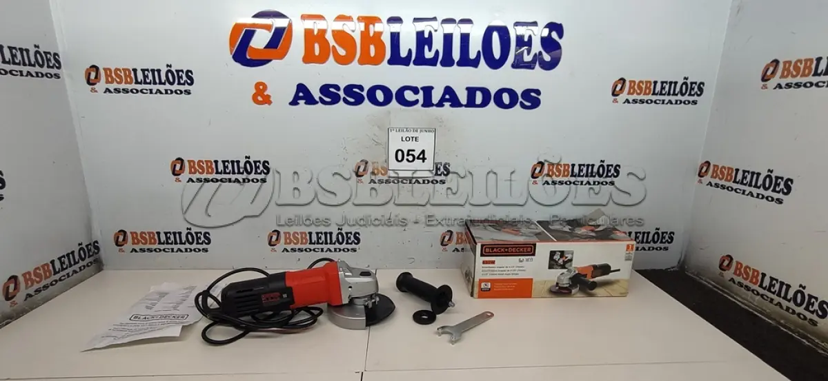 LOTE 054 - 01 ESMERILADORA ANGULAR DE 4-1/2’’ (115MM) 650W MARCA BLACK+DECKER. (NO ESTADO) ATENÇÃO! FAZER A VISITAÇÃO ANTES DE ARREMATAR, NÃO SABEMOS SE FUNCIONA, LEILÃO NÃO TEM GARANTIA E NEM DEVOLUÇÃO, SUJEITO A POSSÍVEIS AVARIAS VISÍVEIS/OCULTAS E/OU AUSÊNCIA DE COMPONENTES.