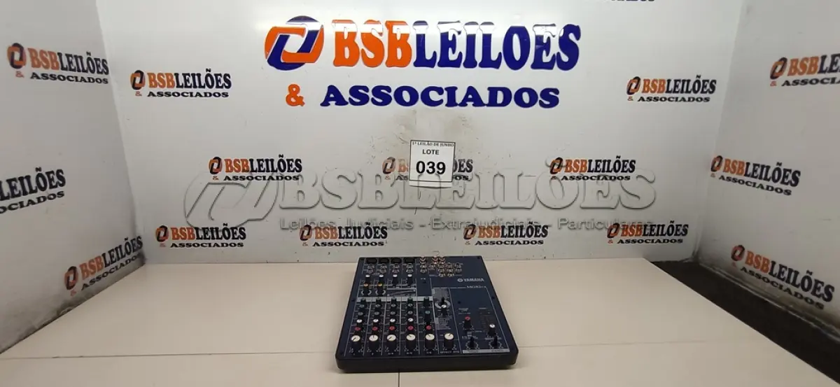 LOTE 039 - 01 MESA DE SOM COMPACTA YAMAHA MG82CX. (NO ESTADO) ATENÇÃO! FAZER A VISITAÇÃO ANTES DE ARREMATAR, NÃO SABEMOS SE FUNCIONA, LEILÃO NÃO TEM GARANTIA E NEM DEVOLUÇÃO, SUJEITO A POSSÍVEIS AVARIAS VISÍVEIS/OCULTAS E/OU AUSÊNCIA DE COMPONENTES.