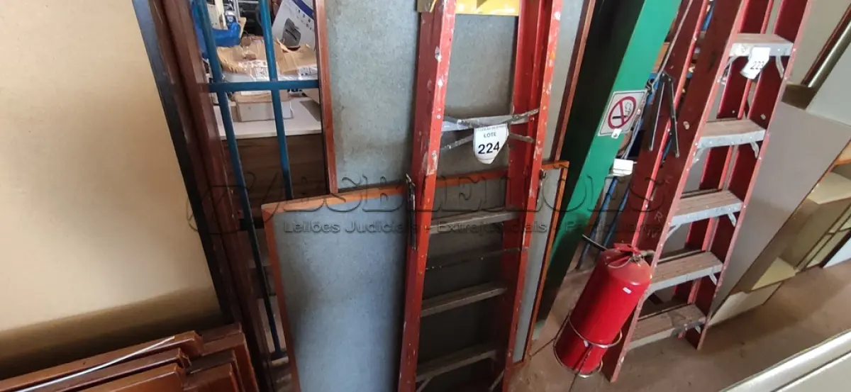 LOTE 224 - 01 ESCADA TESOURA. (NO ESTADO) ATENÇÃO! FAZER A VISITAÇÃO ANTES DE ARREMATAR, NÃO SABEMOS SE FUNCIONA, LEILÃO NÃO TEM GARANTIA E NEM DEVOLUÇÃO, SUJEITO A POSSÍVEIS AVARIAS VISÍVEIS/OCULTAS E/OU AUSÊNCIA DE COMPONENTES.