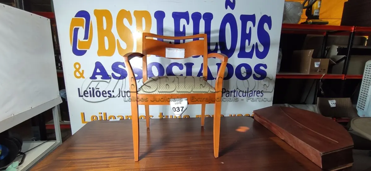 LOTE 037 - 01 CADEIRA EM MADEIRA CLARA. (NO ESTADO EM QUE SE ENCONTRA. SUJEITO A AVARIAS OCULTAS/VISÍVEIS.)