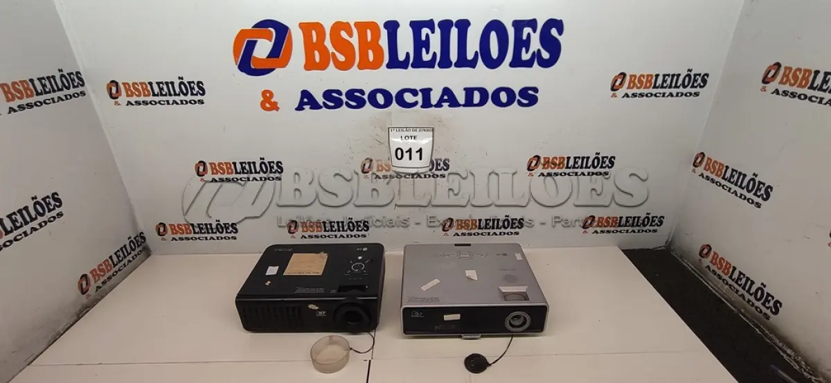 LOTE 011 - 02 PROJETORES MARCA DLP. (NO ESTADO) ATENÇÃO! FAZER A VISITAÇÃO ANTES DE ARREMATAR, NÃO SABEMOS SE FUNCIONA, LEILÃO NÃO TEM GARANTIA E NEM DEVOLUÇÃO, SUJEITO A POSSÍVEIS AVARIAS VISÍVEIS/OCULTAS E/OU AUSÊNCIA DE COMPONENTES.