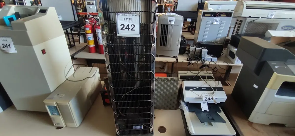 LOTE 242 - 01 BEBEDOURO PARA GARRAFÃO INOX MARCA LIBEL. (NO ESTADO) ATENÇÃO! FAZER A VISITAÇÃO ANTES DE ARREMATAR, NÃO SABEMOS SE FUNCIONA, LEILÃO NÃO TEM GARANTIA E NEM DEVOLUÇÃO, SUJEITO A POSSÍVEIS AVARIAS VISÍVEIS/OCULTAS E/OU AUSÊNCIA DE COMPONENTES.