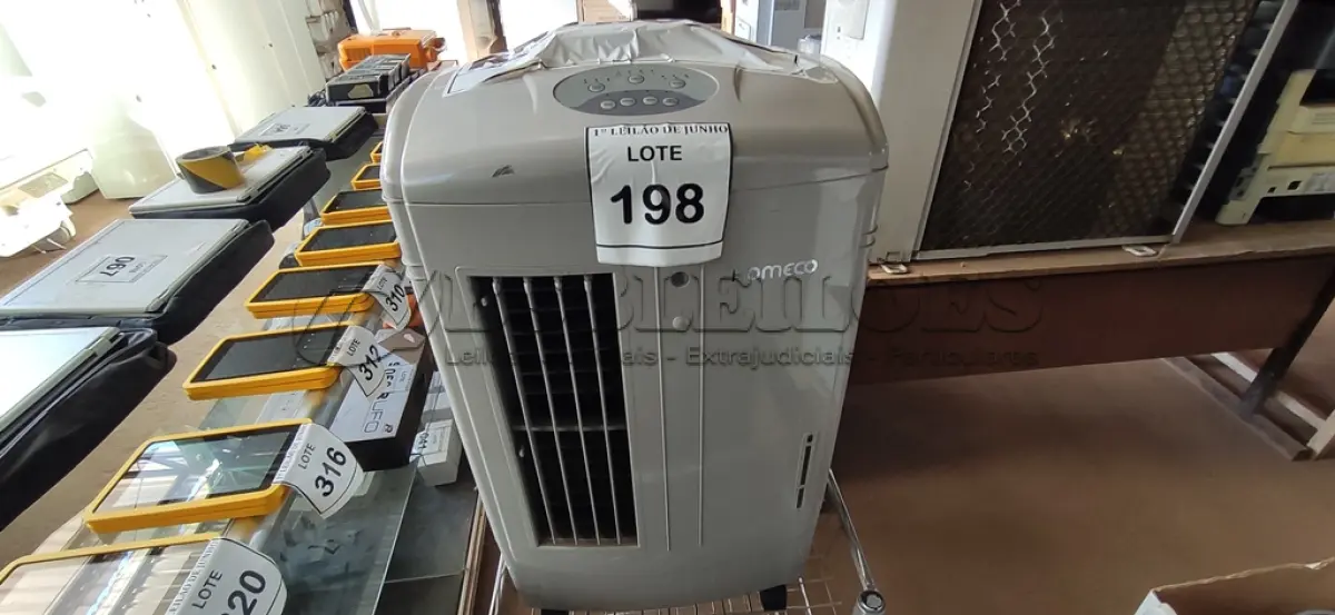 LOTE 198 - 01 CLIMATIZADOR DE AR PORTÁTIL MARCA KOMECO. (NO ESTADO) ATENÇÃO! FAZER A VISITAÇÃO ANTES DE ARREMATAR, NÃO SABEMOS SE FUNCIONA, LEILÃO NÃO TEM GARANTIA E NEM DEVOLUÇÃO, SUJEITO A POSSÍVEIS AVARIAS VISÍVEIS/OCULTAS E/OU AUSÊNCIA DE COMPONENTES.