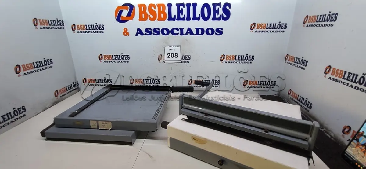 LOTE 208 - 02 GUILHOTINAS E 01 ENCADERNADORA. (NO ESTADO) ATENÇÃO! FAZER A VISITAÇÃO ANTES DE ARREMATAR, NÃO SABEMOS SE FUNCIONA, LEILÃO NÃO TEM GARANTIA E NEM DEVOLUÇÃO, SUJEITO A POSSÍVEIS AVARIAS VISÍVEIS/OCULTAS E/OU AUSÊNCIA DE COMPONENTES.