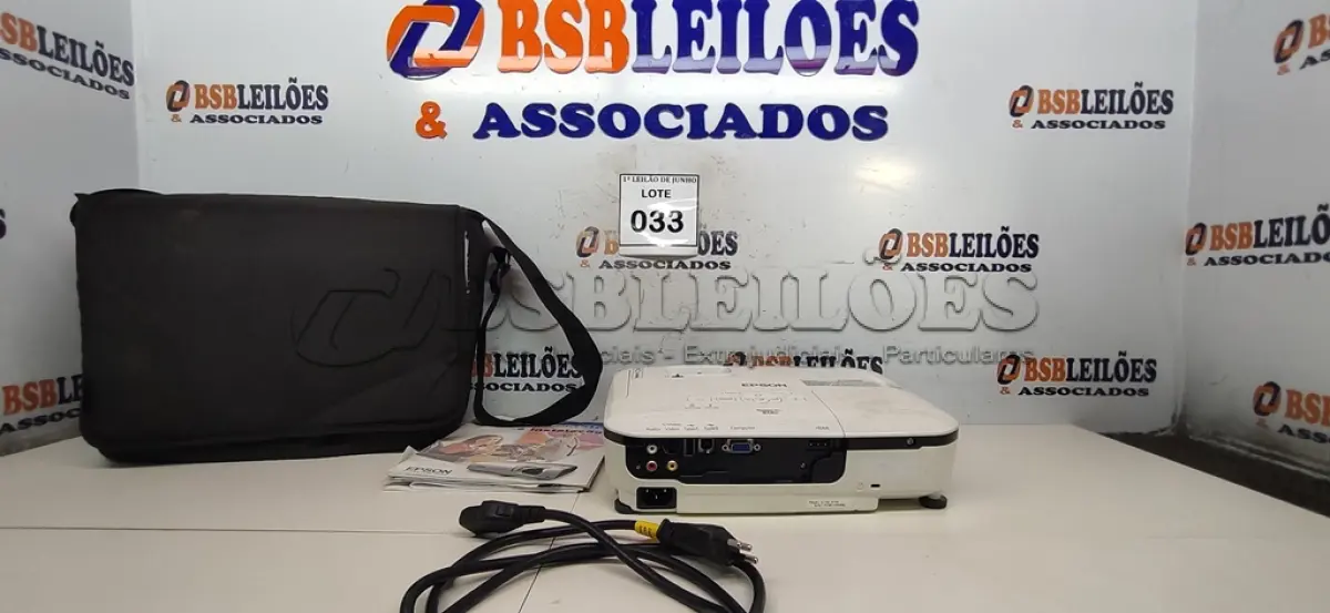 LOTE 033 - 01 PROJETOR LCD MODELO H434A MARCA EPSON COM CABO E CASE. (NO ESTADO) ATENÇÃO! FAZER A VISITAÇÃO ANTES DE ARREMATAR, NÃO SABEMOS SE FUNCIONA, LEILÃO NÃO TEM GARANTIA E NEM DEVOLUÇÃO, SUJEITO A POSSÍVEIS AVARIAS VISÍVEIS/OCULTAS E/OU AUSÊNCIA DE COMPONENTES.
