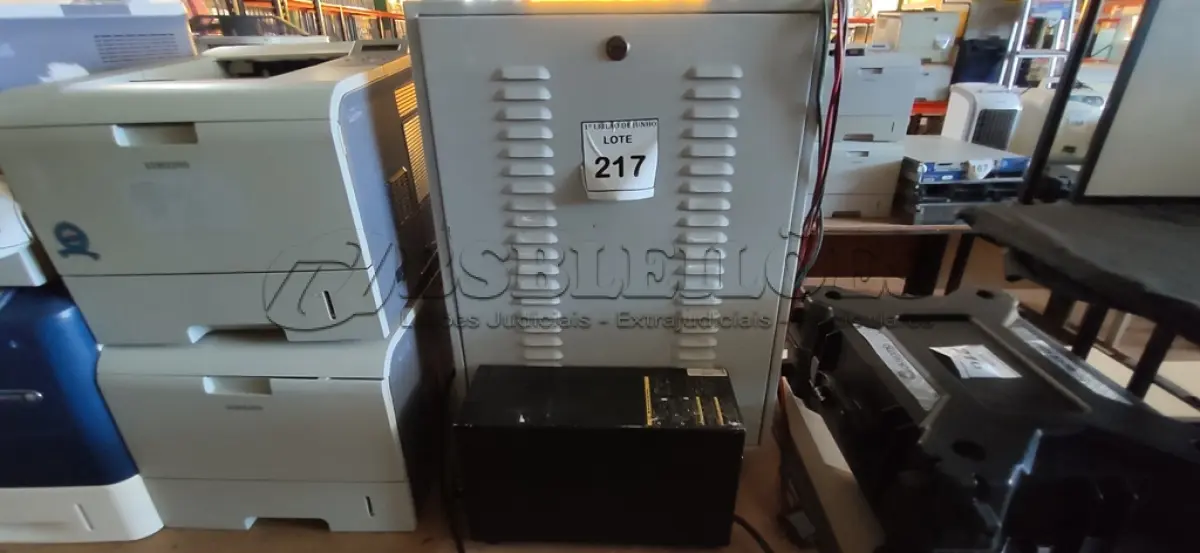 LOTE 217 - 01 NOBREAK MARCA LACERDA E UM BANCO DE BATERIAS COM 04 BATERIAS. (NO ESTADO) ATENÇÃO! FAZER A VISITAÇÃO ANTES DE ARREMATAR, NÃO SABEMOS SE FUNCIONA, LEILÃO NÃO TEM GARANTIA E NEM DEVOLUÇÃO, SUJEITO A POSSÍVEIS AVARIAS VISÍVEIS/OCULTAS E/OU AUSÊNCIA DE COMPONENTES.