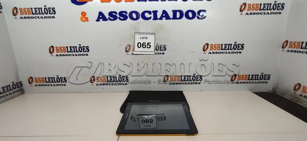 LOTE 065 - 01 TABLET SEM FONTE COM CASE MARCA POSITIVO. (NO ESTADO) ATENÇÃO! FAZER A VISITAÇÃO ANTES DE ARREMATAR, NÃO SABEMOS SE FUNCIONA, LEILÃO NÃO TEM GARANTIA E NEM DEVOLUÇÃO, SUJEITO A POSSÍVEIS AVARIAS VISÍVEIS/OCULTAS E/OU AUSÊNCIA DE COMPONENTES.