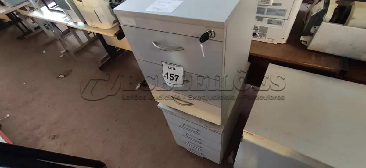 LOTE 157 - 02 GAVETEIROS DE ESCRITÓRIO. (NO ESTADO) ATENÇÃO! FAZER A VISITAÇÃO ANTES DE ARREMATAR, NÃO SABEMOS SE FUNCIONA, LEILÃO NÃO TEM GARANTIA E NEM DEVOLUÇÃO, SUJEITO A POSSÍVEIS AVARIAS VISÍVEIS/OCULTAS E/OU AUSÊNCIA DE COMPONENTES.