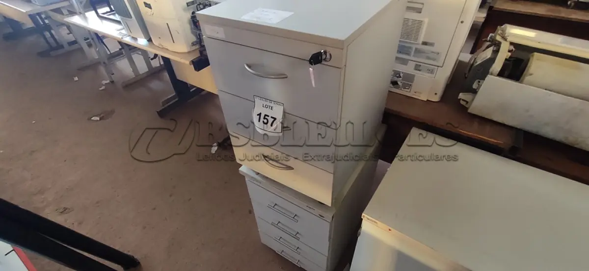 LOTE 157 - 02 GAVETEIROS DE ESCRITÓRIO. (NO ESTADO) ATENÇÃO! FAZER A VISITAÇÃO ANTES DE ARREMATAR, NÃO SABEMOS SE FUNCIONA, LEILÃO NÃO TEM GARANTIA E NEM DEVOLUÇÃO, SUJEITO A POSSÍVEIS AVARIAS VISÍVEIS/OCULTAS E/OU AUSÊNCIA DE COMPONENTES.