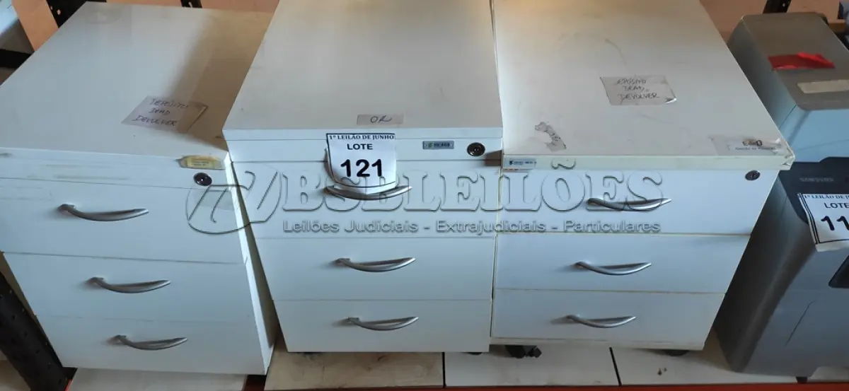 LOTE 121 - 03 GAVETEIROS DE ESCRITÓRIO COM 03 GAVETAS CADA. (NO ESTADO) ATENÇÃO! FAZER A VISITAÇÃO ANTES DE ARREMATAR, NÃO SABEMOS SE FUNCIONA, LEILÃO NÃO TEM GARANTIA E NEM DEVOLUÇÃO, SUJEITO A POSSÍVEIS AVARIAS VISÍVEIS/OCULTAS E/OU AUSÊNCIA DE COMPONENTES.