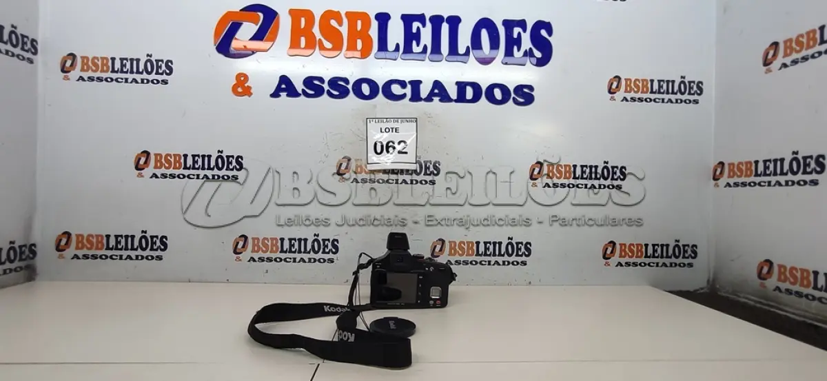 LOTE 062 - 01 MÁQUINA FOTOGRÁFICA MAX Z990 FULL HD MARCA KODAK. (NO ESTADO) ATENÇÃO! FAZER A VISITAÇÃO ANTES DE ARREMATAR, NÃO SABEMOS SE FUNCIONA, LEILÃO NÃO TEM GARANTIA E NEM DEVOLUÇÃO, SUJEITO A POSSÍVEIS AVARIAS VISÍVEIS/OCULTAS E/OU AUSÊNCIA DE COMPONENTES.