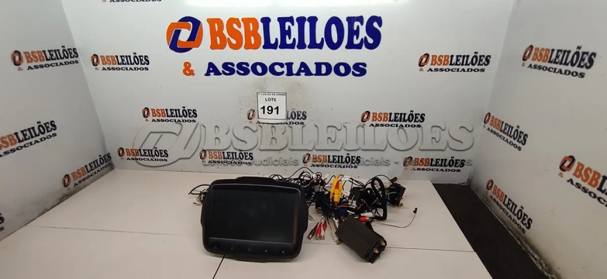 LOTE 191 - 01 CENTRAL DE MÍDIA AUTOMOTIVA MARCA ONE. (NO ESTADO) ATENÇÃO! FAZER A VISITAÇÃO ANTES DE ARREMATAR, NÃO SABEMOS SE FUNCIONA, LEILÃO NÃO TEM GARANTIA E NEM DEVOLUÇÃO, SUJEITO A POSSÍVEIS AVARIAS VISÍVEIS/OCULTAS E/OU AUSÊNCIA DE COMPONENTES.