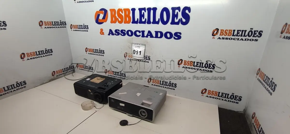 LOTE 011 - 02 PROJETORES MARCA DLP. (NO ESTADO) ATENÇÃO! FAZER A VISITAÇÃO ANTES DE ARREMATAR, NÃO SABEMOS SE FUNCIONA, LEILÃO NÃO TEM GARANTIA E NEM DEVOLUÇÃO, SUJEITO A POSSÍVEIS AVARIAS VISÍVEIS/OCULTAS E/OU AUSÊNCIA DE COMPONENTES.