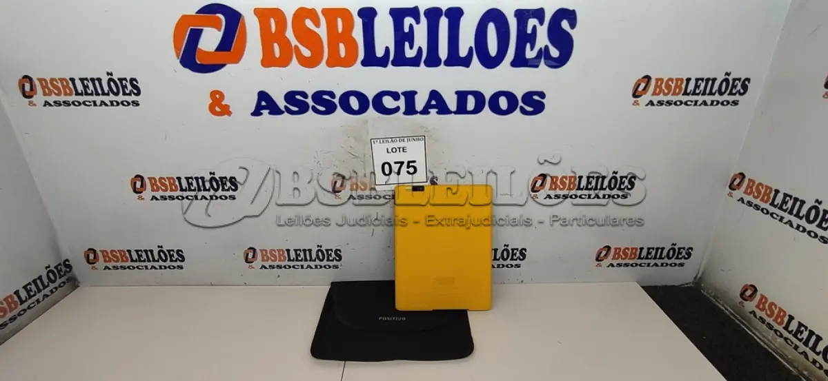 LOTE 075 - 01 TABLET SEM FONTE COM CASE MARCA POSITIVO. (NO ESTADO) ATENÇÃO! FAZER A VISITAÇÃO ANTES DE ARREMATAR, NÃO SABEMOS SE FUNCIONA, LEILÃO NÃO TEM GARANTIA E NEM DEVOLUÇÃO, SUJEITO A POSSÍVEIS AVARIAS VISÍVEIS/OCULTAS E/OU AUSÊNCIA DE COMPONENTES.